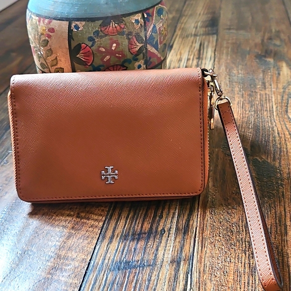 Tory Burch Women's Tan Leather Clutch Wristlet / Wallet. - Picture 5 of 13